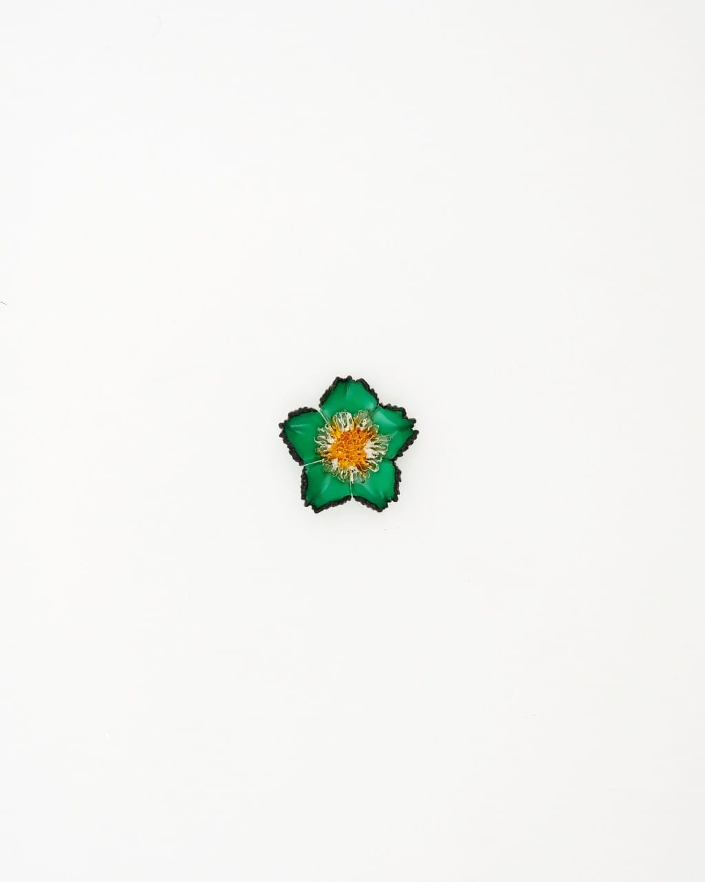 Le pendentif vert Tuba représente une célèbre fleur japonaise confectionnée à la main, signée Ciléa Paris.
