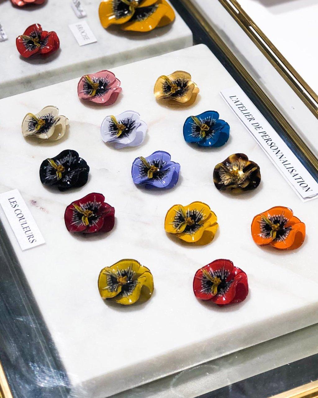 all-groups Broches fleurs anciennes multicolores à l'atelier