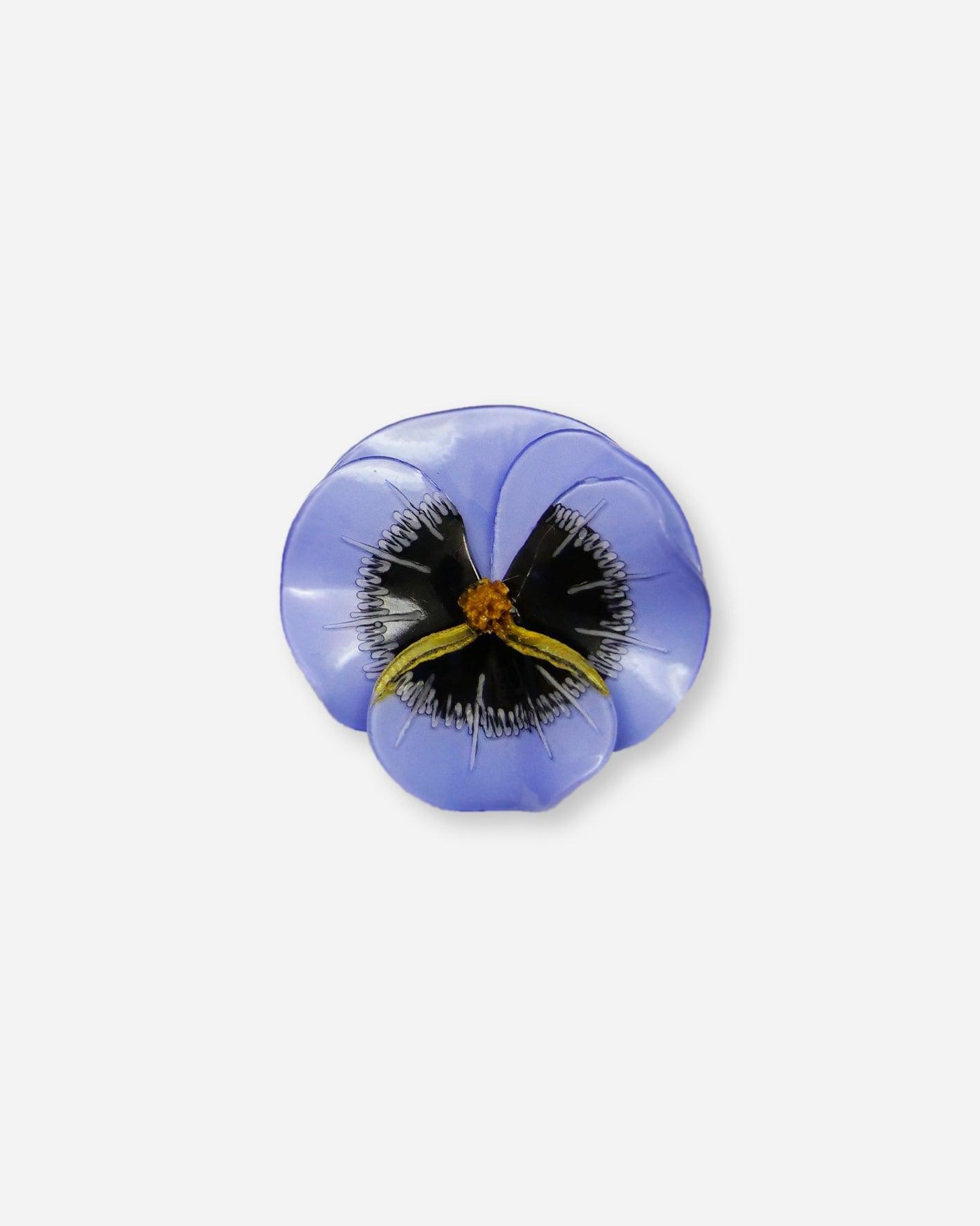 broche créateur fleurie de couleur bleuet