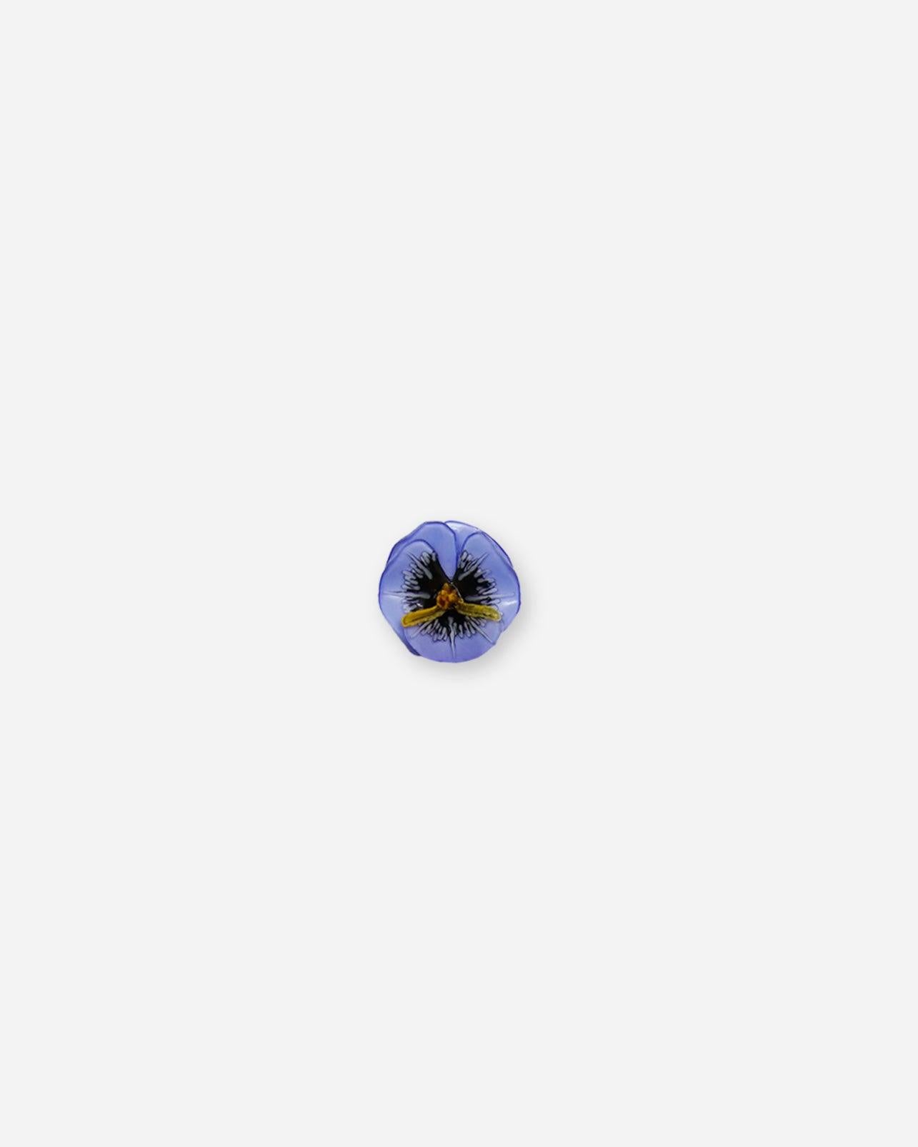 Petit pin's fleur de couleur bleuet