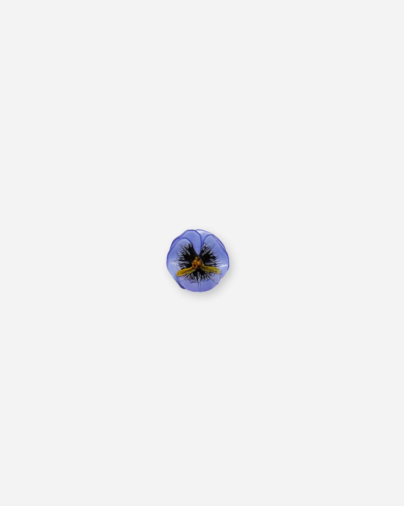 Petit pin's fleur de couleur bleuet