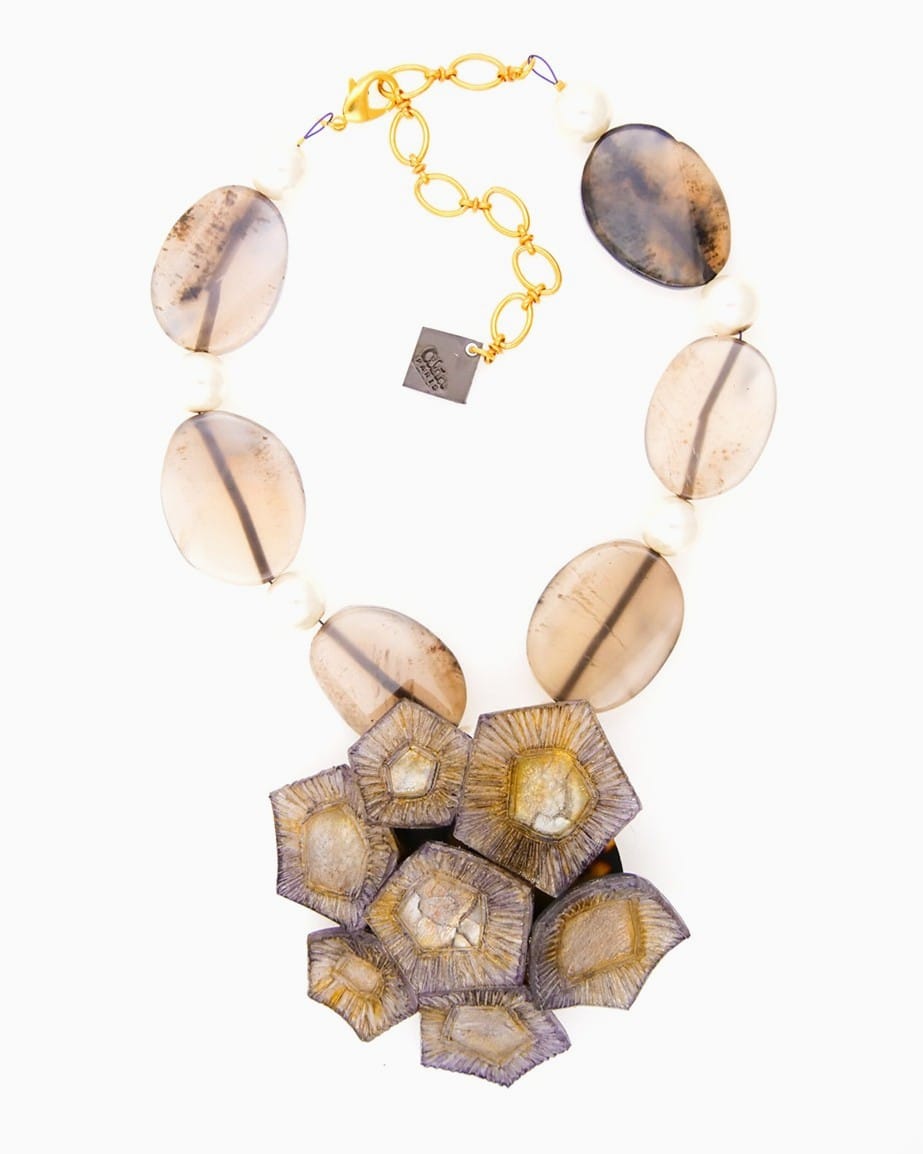 Cette pièce unique n°10 est un collie femme fantaisie imposant par son pendentif central entièrement fait à la main.