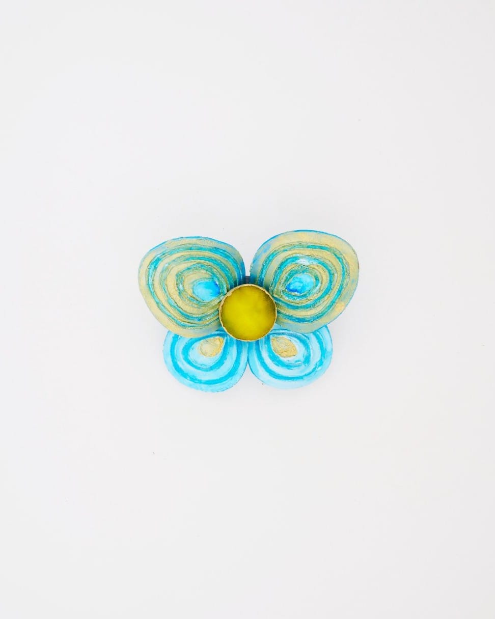 Cette pièce unique n°15 est l'un de bijoux femme originaux représentant une broche papillon bleue unique, signée Ciléa Paris.