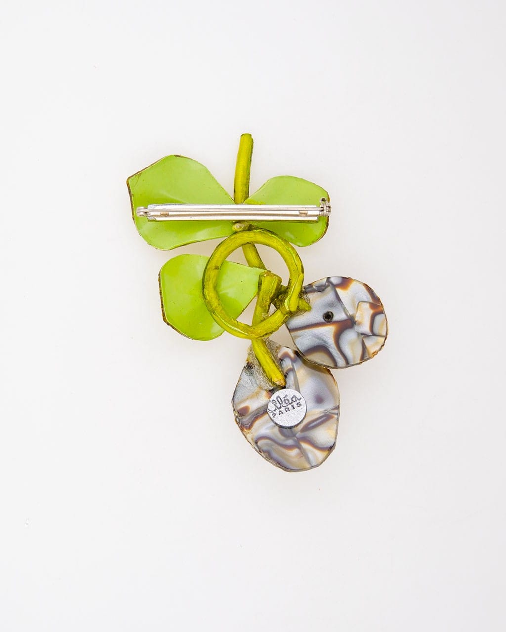 Le cadeau broche n°24 est un bijou vue de dos avec l'attache de la pièce en haut du bijou.