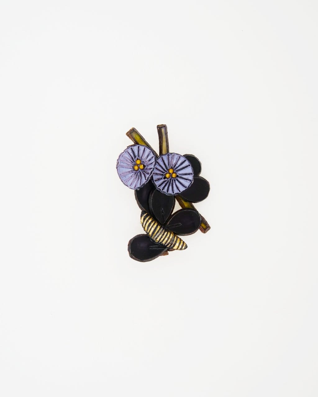 Ce bijou art déco est la pièce unique n°25 représentant un papillon et des formes géométriques uniques signées Ciléa Paris.