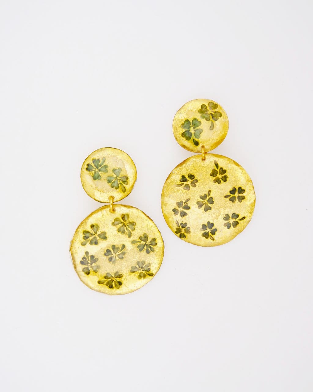 Cette pièce unique n°3 représente l'un de nos bijoux trèfle de manière originale avec de nombreux trèfles à 4 feuilles présents sur les boucles d'oreilles dorées, signées Ciléa Paris.