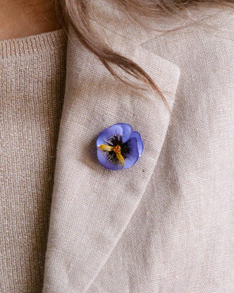 all-groups Petit pin's fleur porté sur une veste
