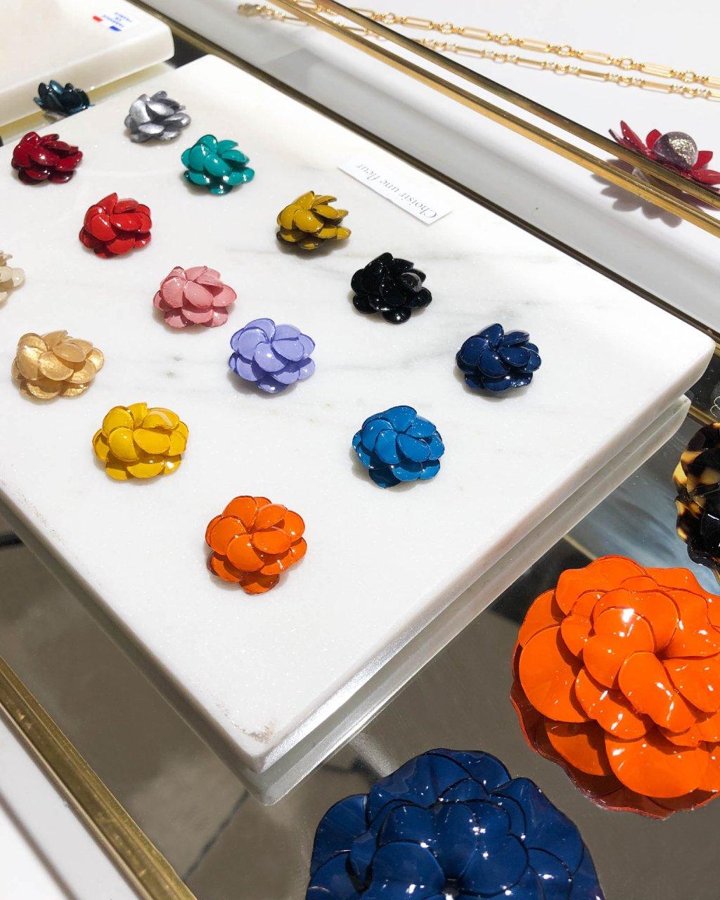 petits pins émaillés multicolores sur une plaque de marbre all-groups