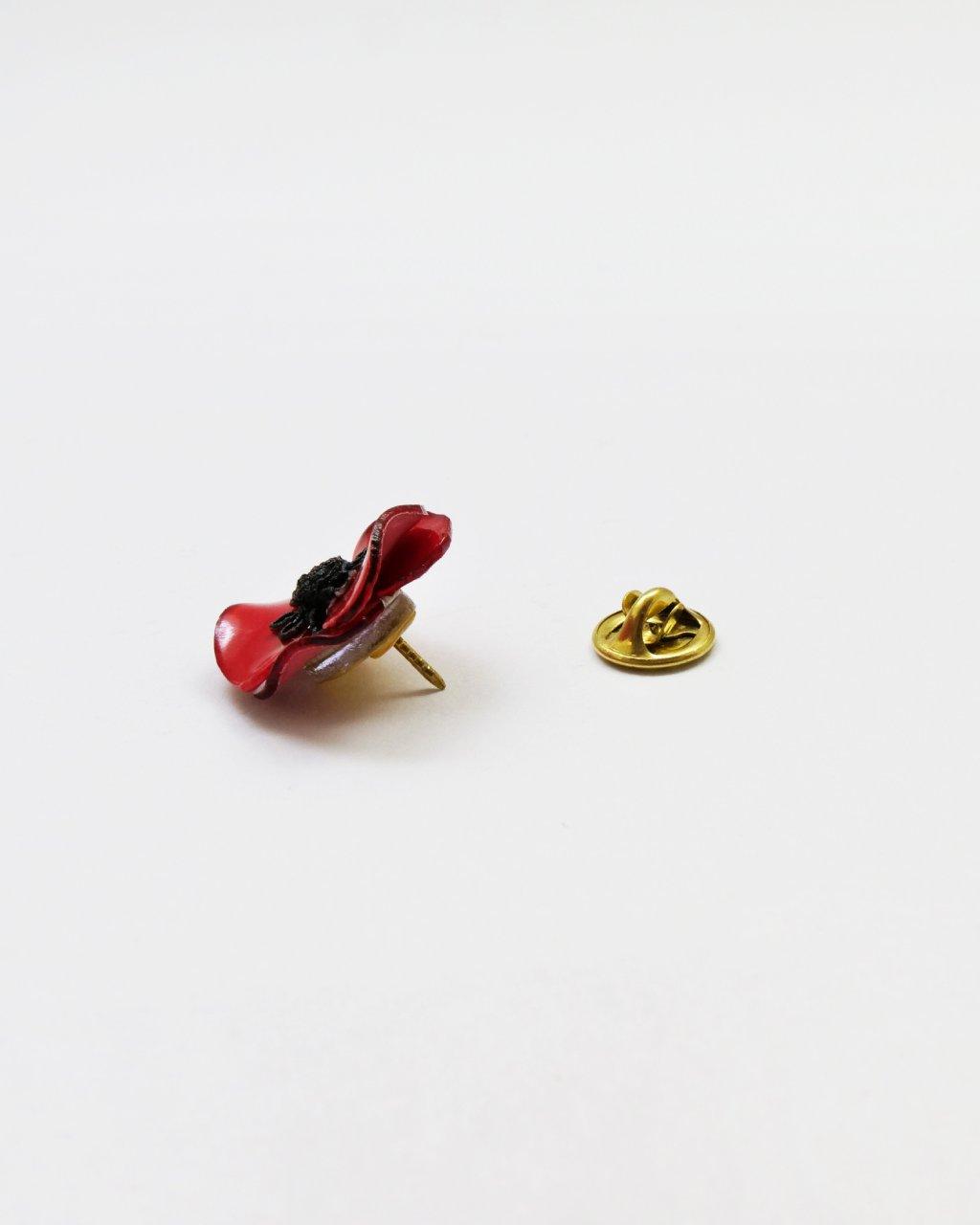 all-groups Bijou pin's vintage rouge de profil