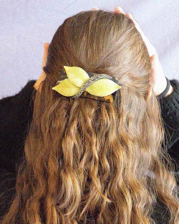 all-groups Femme portant une barrette à cheveux aux feuilles vertes