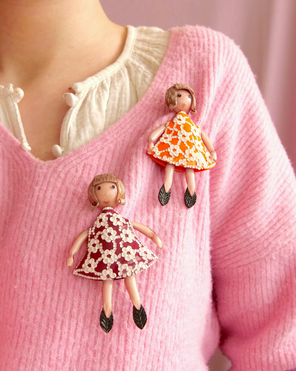 all-groups Femme portant 2 broches bijoux fantaisie de qualité