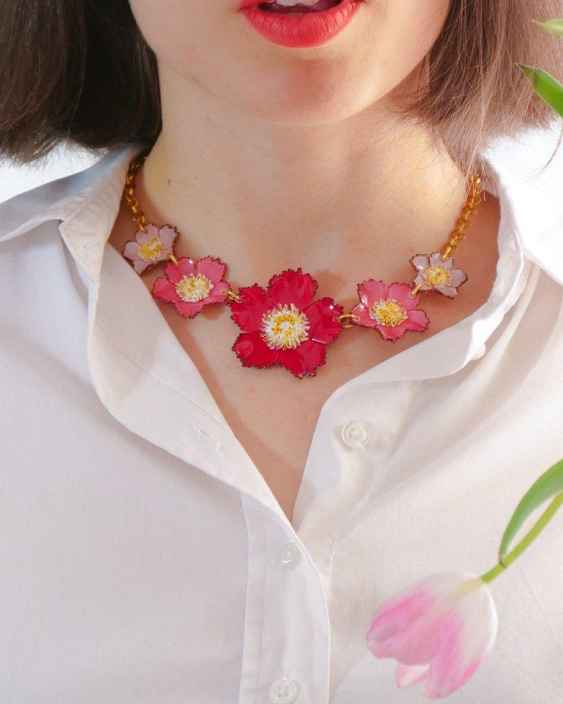 Femme portant un bijou fantaisie collier fleuri rose all-groups