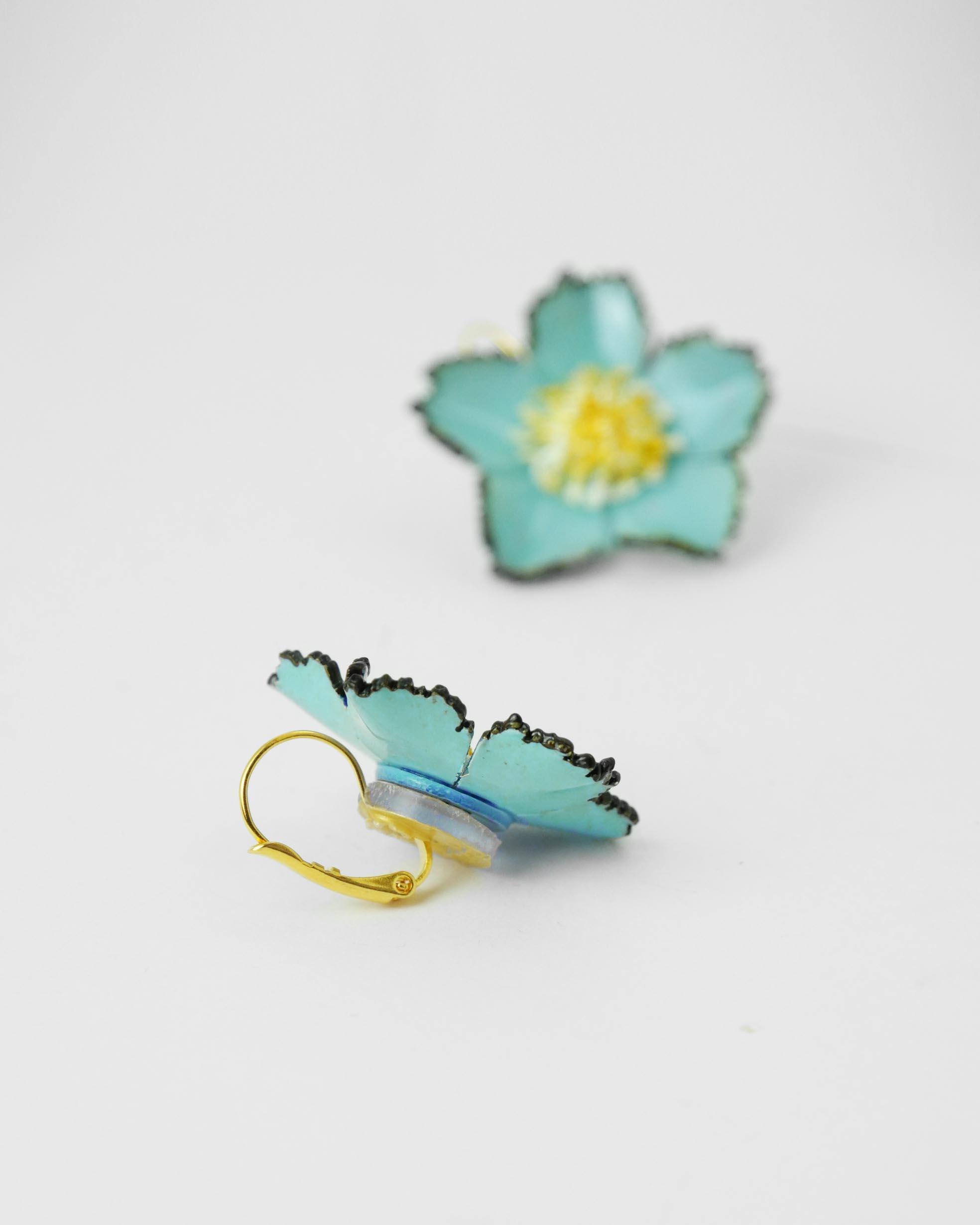 all-groups Petites boucles d'oreilles fleurs en résine bleues