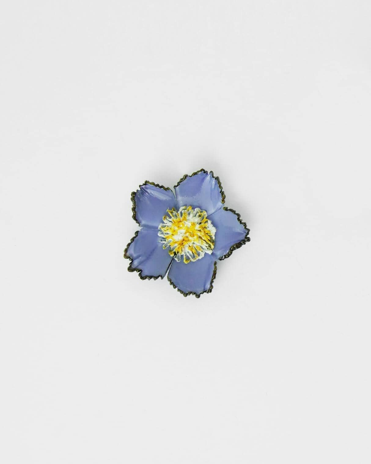 broche originale en forme de fleur de couleur bleu nuit