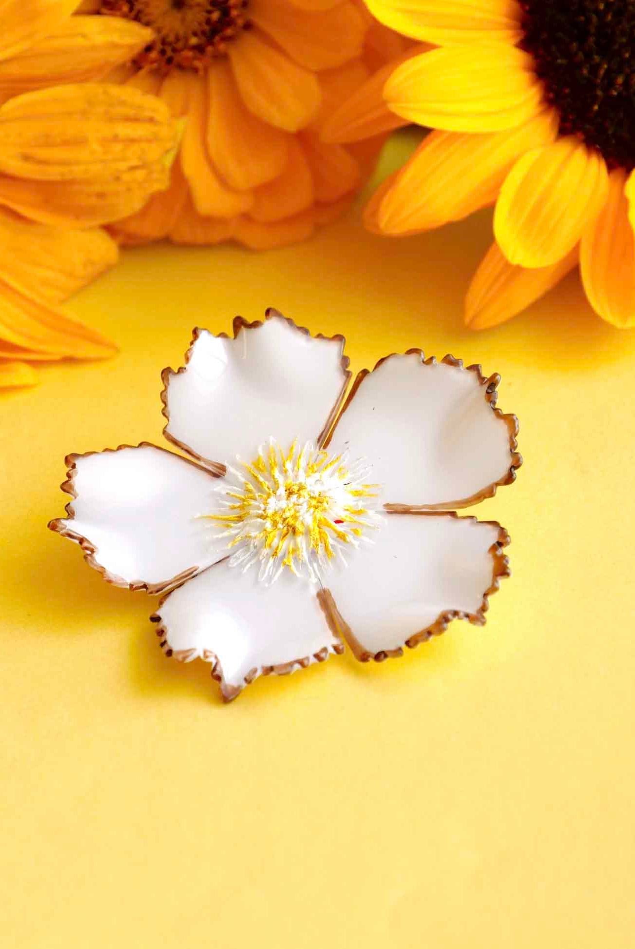 Broche originale fleurie blanche entourée de fleurs