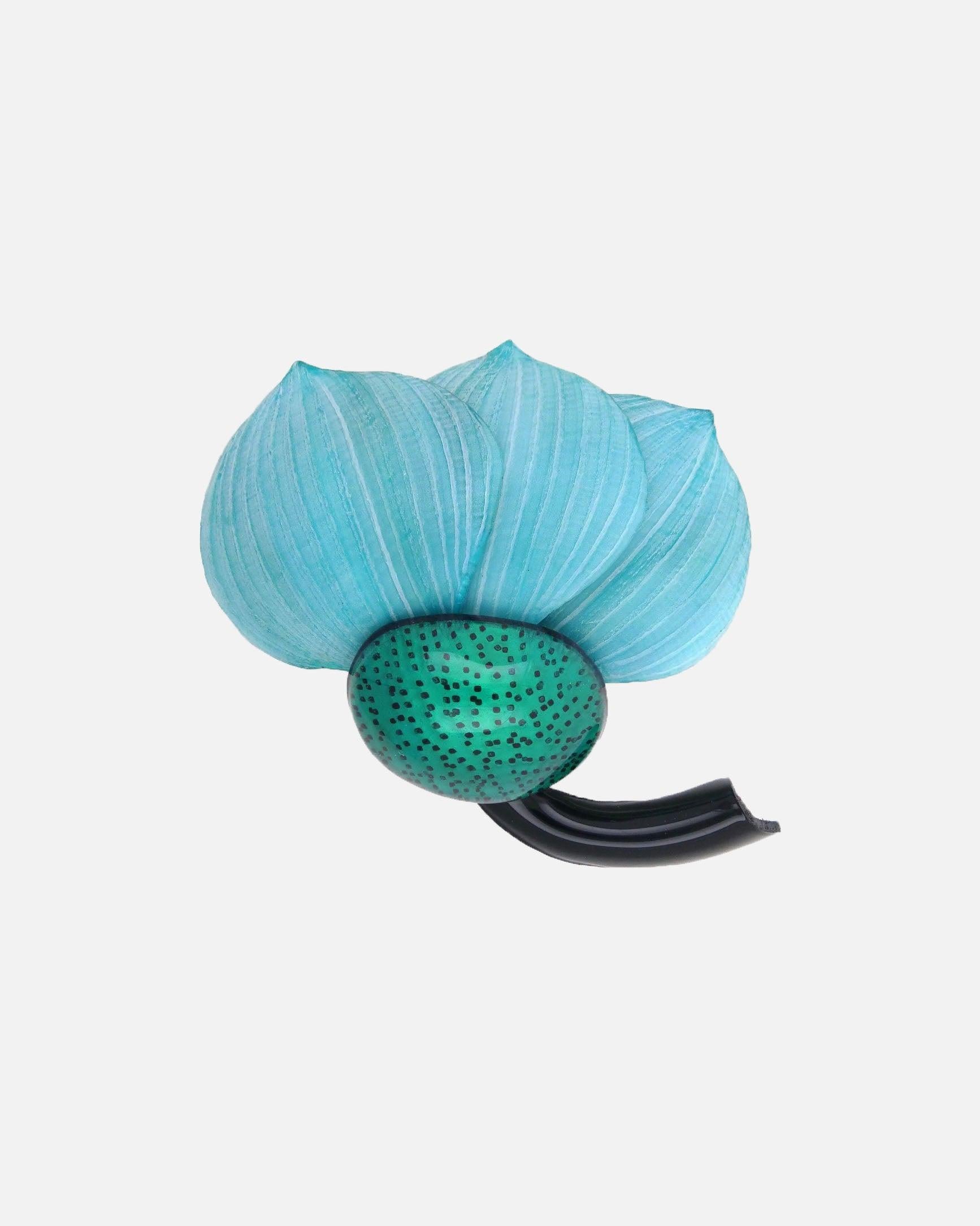 broche originale femme bleue au coeur bleu canard et à l'effet mat