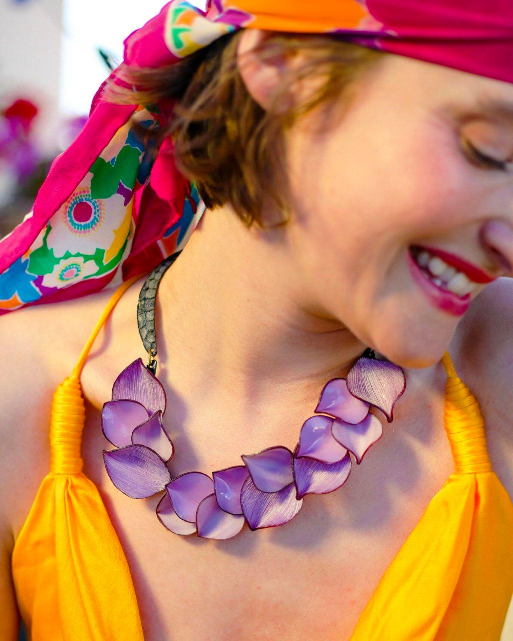Femme portant un collier fantaisie pour femme violet