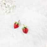 boucles Mini fraises faites à la main chez Ciléa bijoux