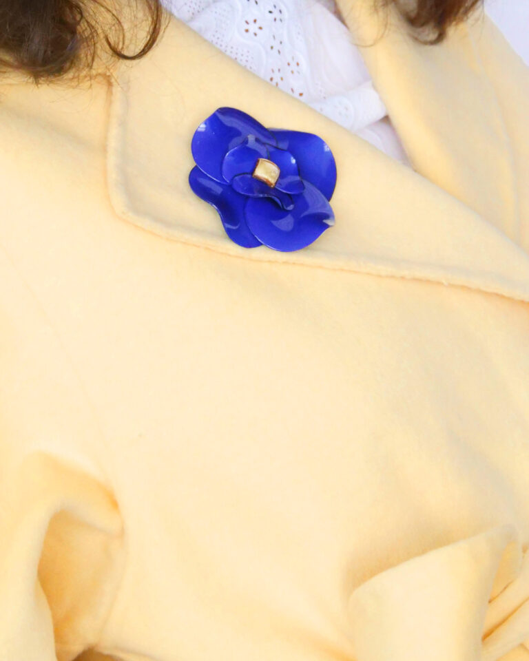 broche-fleur-bleue-femme