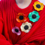 anemone-broches-couleurs-pull-look-hiver-2024