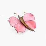 broche-artisanale-papillon-rose-femme