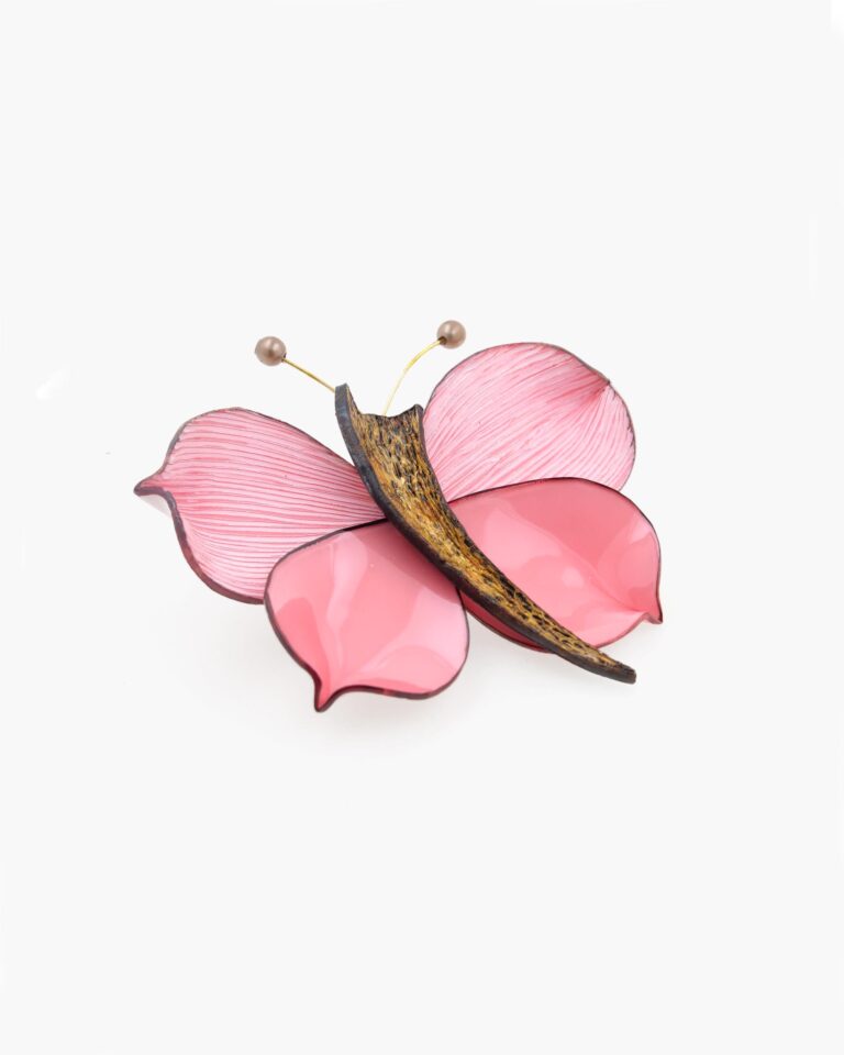 broche-artisanale-papillon-rose-femme