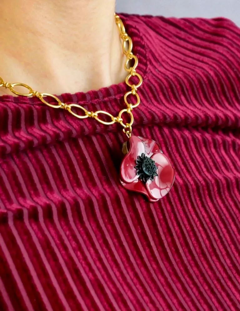 collier-pendentif-anemone-rouge-chaine-epaisse-dorée