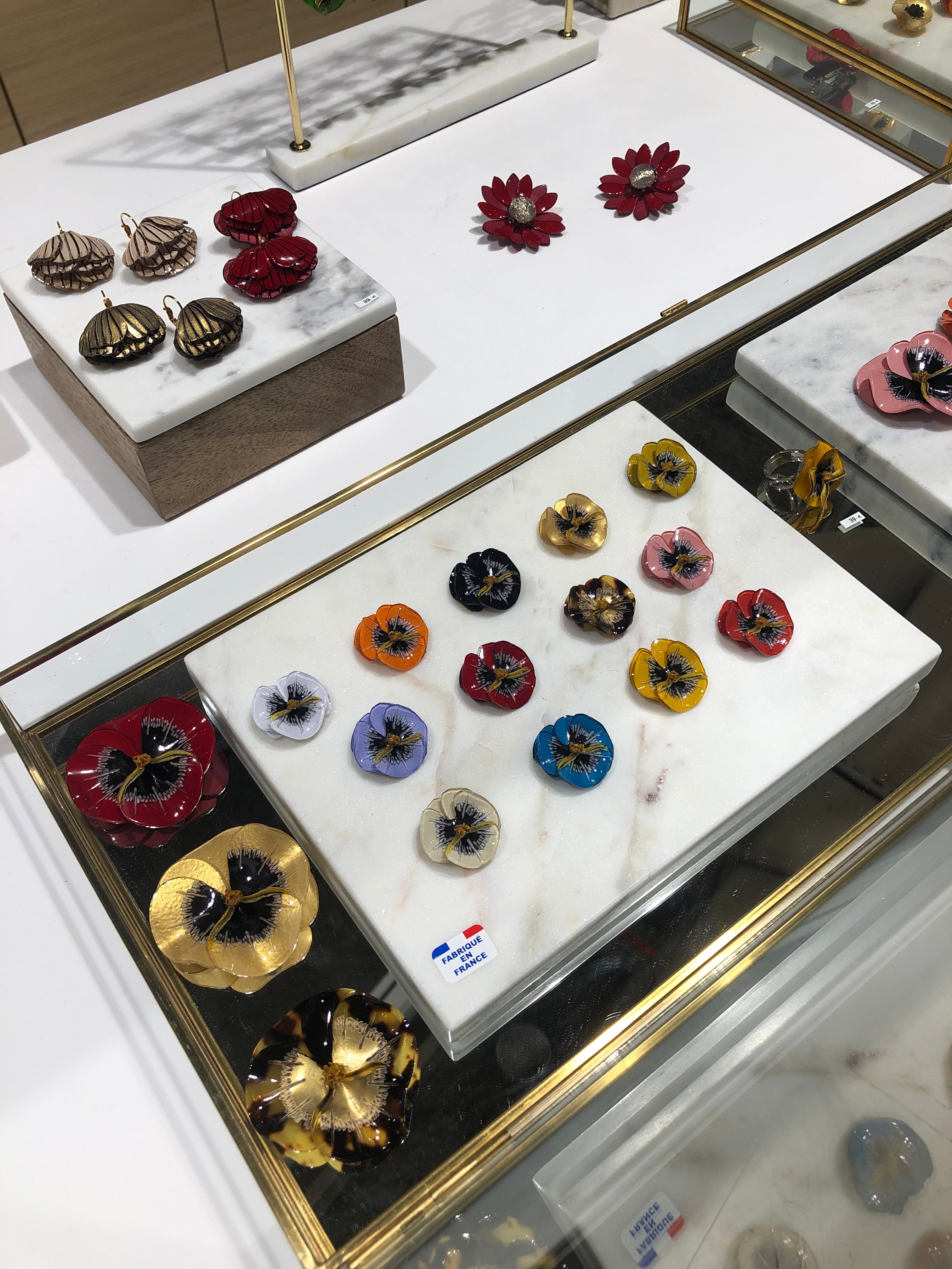 Mise en avant des fleurs Pensée lors d'un événement pour vous présenter nos bijoux fleuris Ciléa Paris.