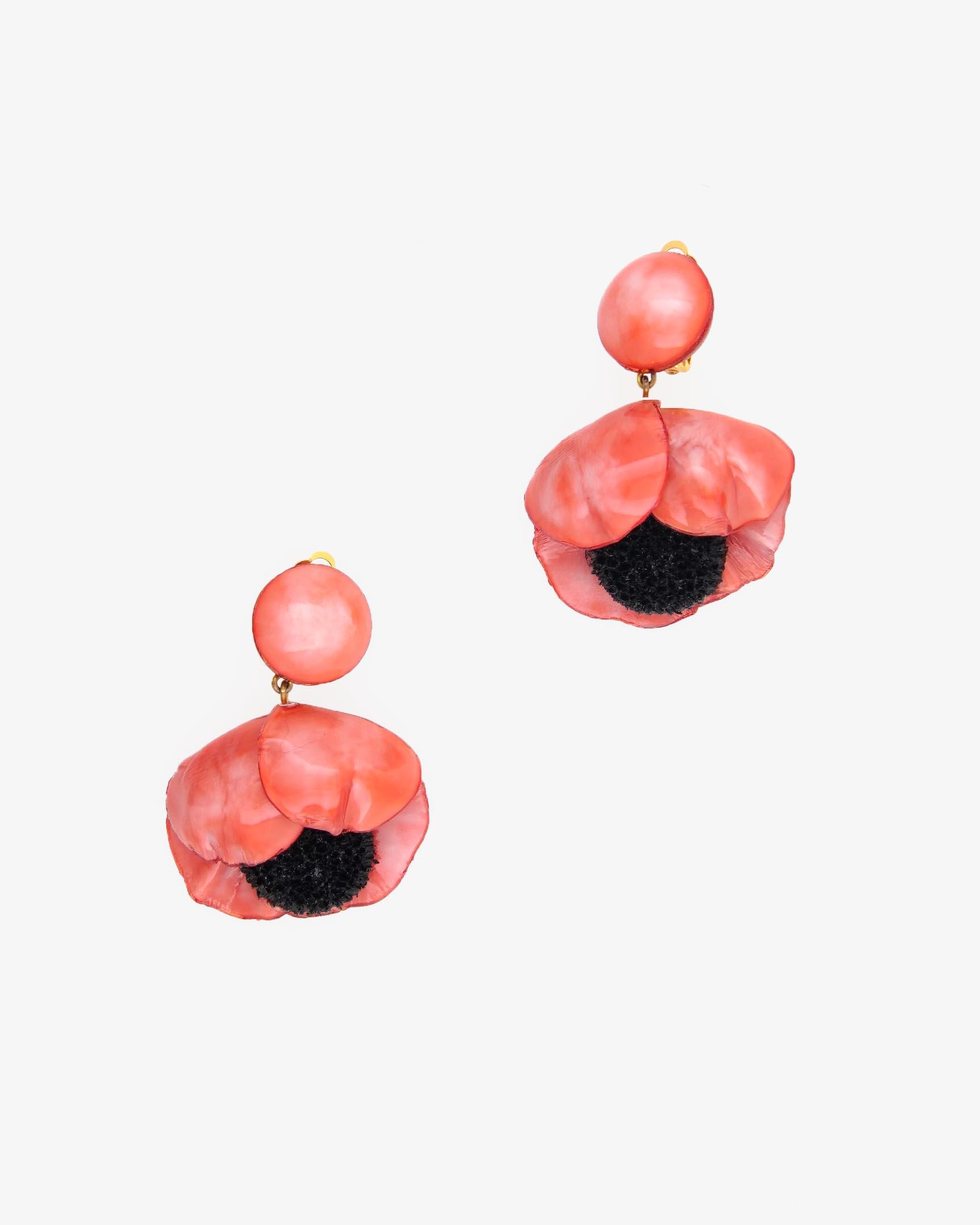 Boucles d'oreilles originales longues de couleur corail 