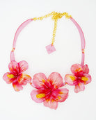 all-groups ce collier femme tendance est rose avec 3 fleurs hibiscus 