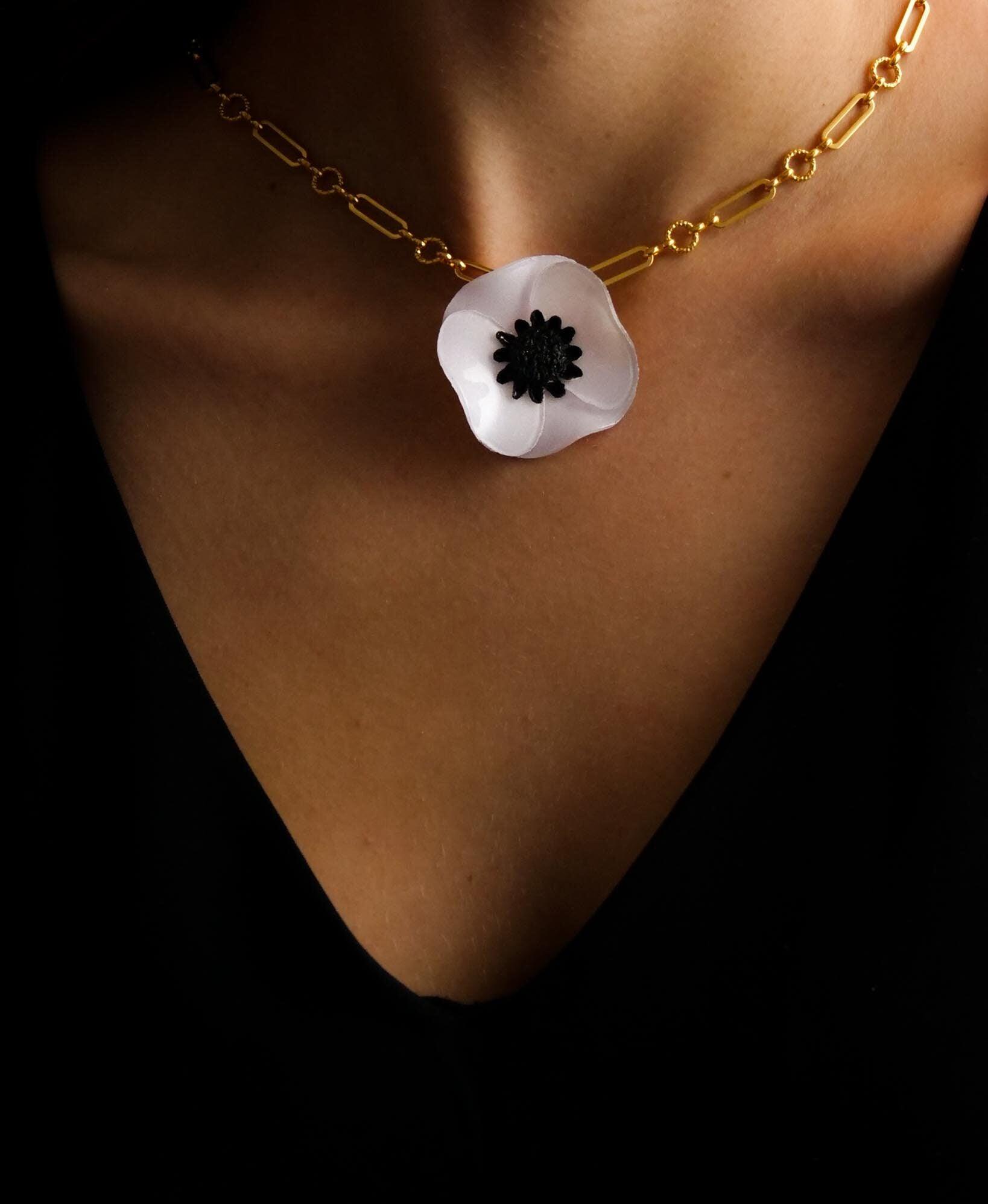 petit pendentif fantaisie pour femme de couleur blanc porté