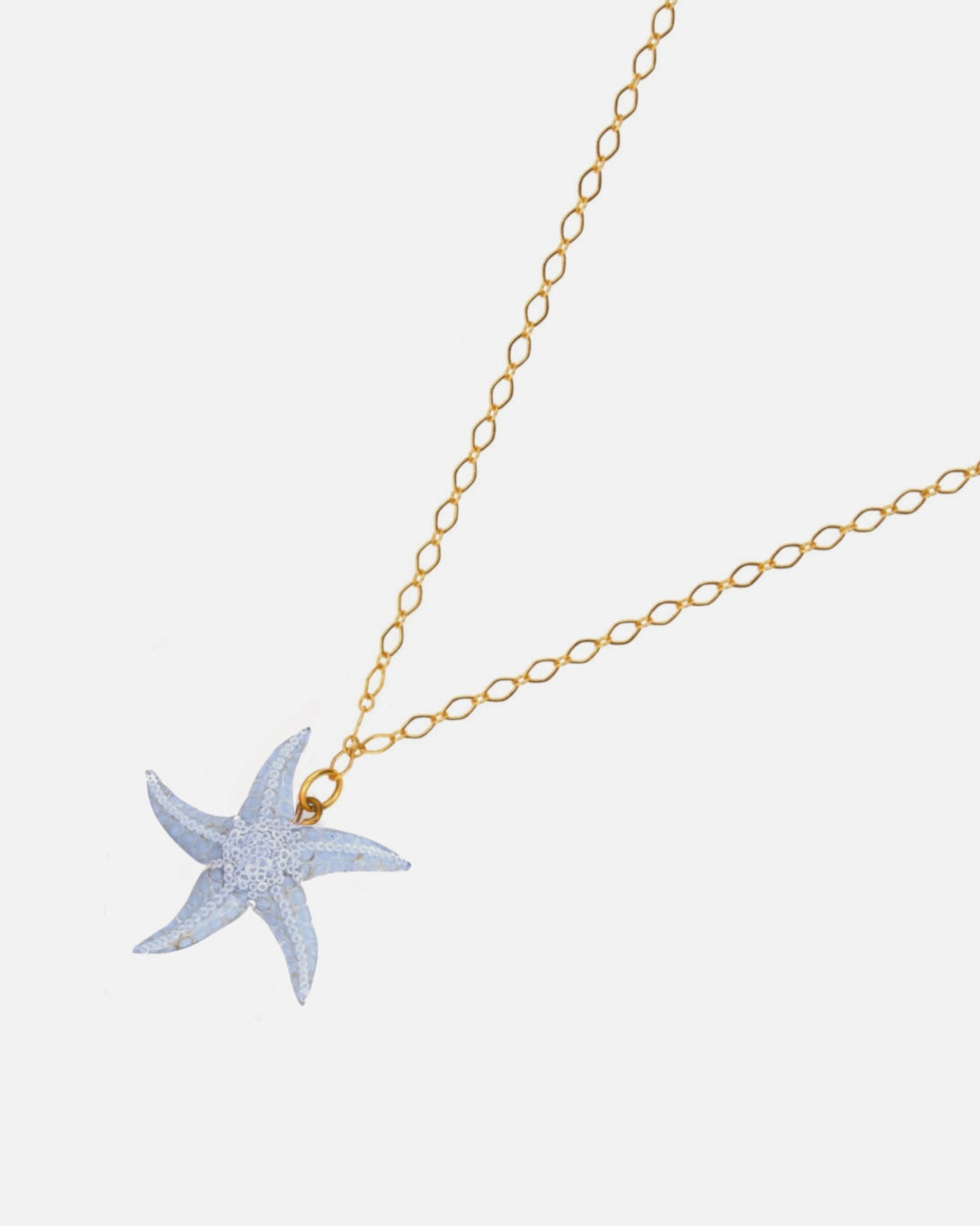 le pendentif ariel est un collier artisanal en forme d'etoile de mer