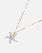 collier artisanal ariel blanc accompagné d'une chaîne dorée