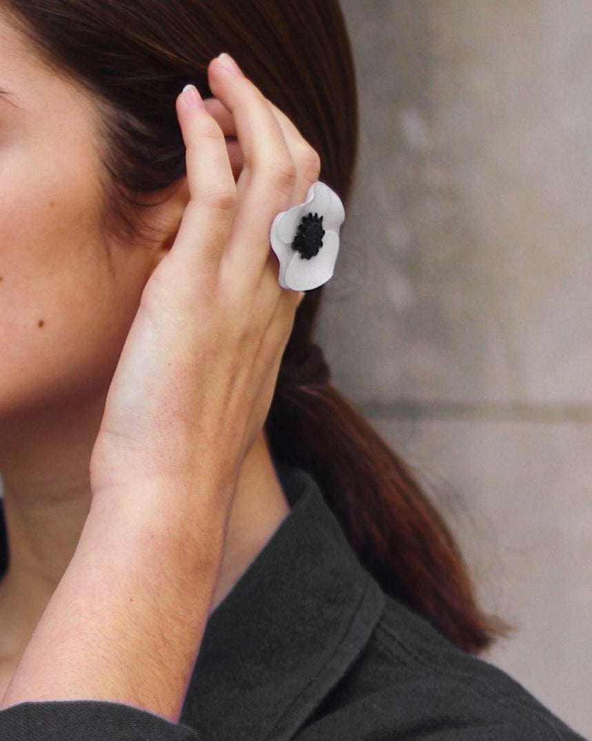 Petite bague fantaisie blanche portée all-groups