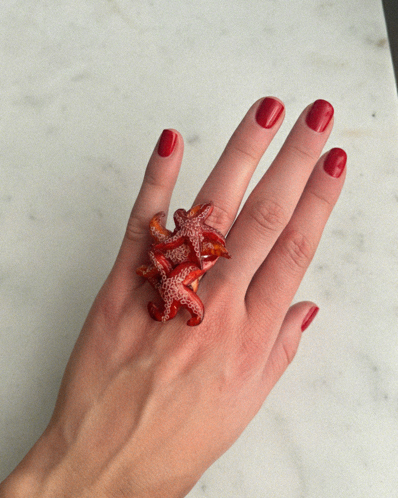 all-groups main portant une bague ariel