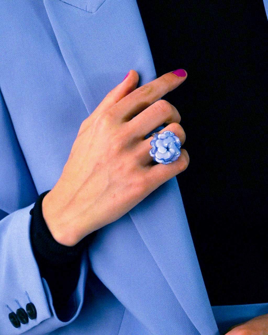 all-groups bague geranium sur veste bleue