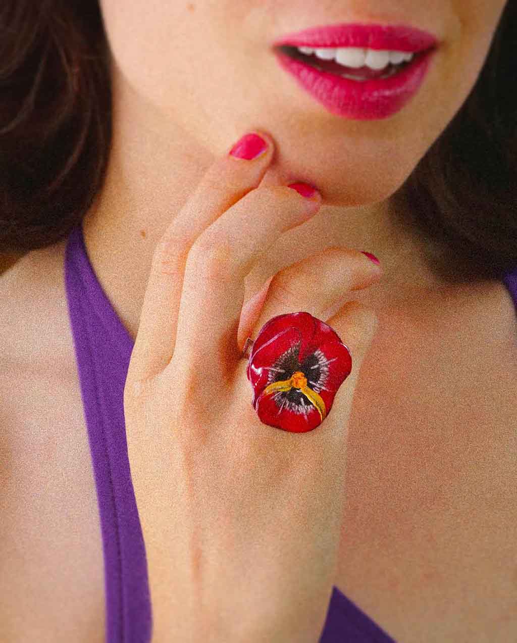 all-groups Bague large pour femme portée couleur rouge