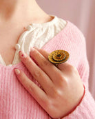 all-groups femme portant un pull rose pale avec une bague fantaisie or