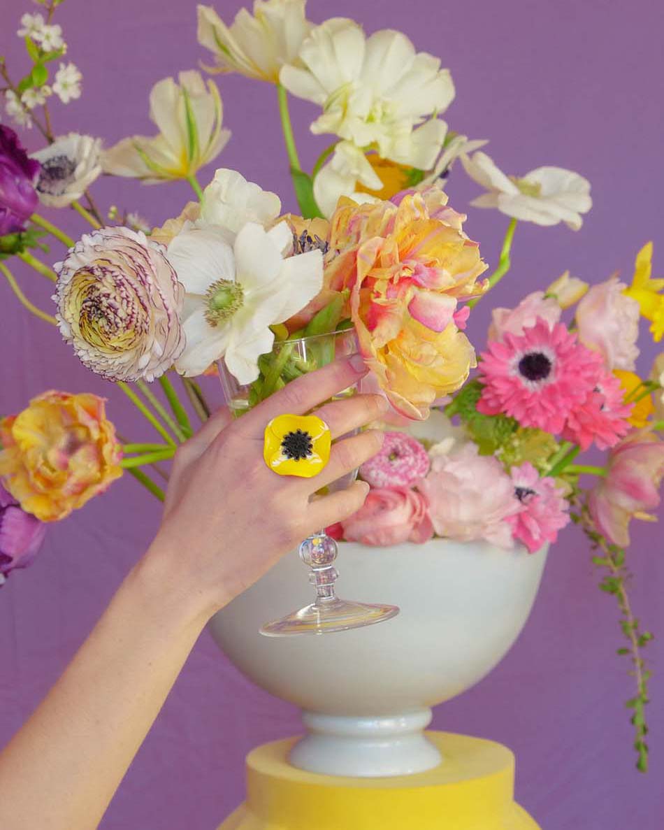 all-groups Femme portant une petite bague fantaisie jaune