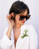 all-groups femme portant une création artisanale bambou sur sa chemise