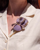 all-groups le bijou broche fantaisie Iris est disponible en 2 versions, en effet velours ou en effet satin, pour varier vos envies 