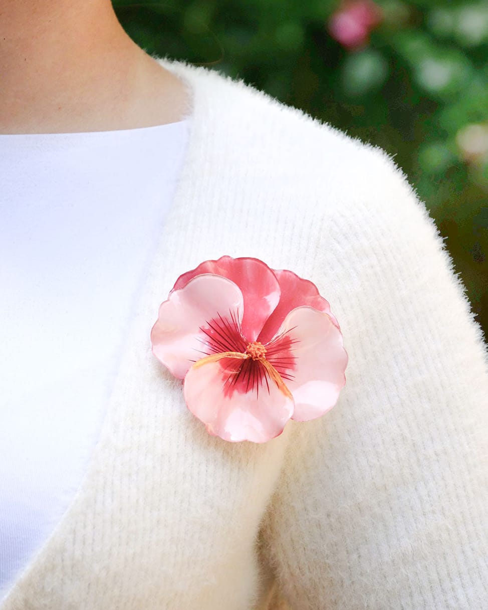 all-groups broche viola porté, un joli bijou élégant