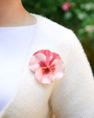 all-groups broche viola porté, un joli bijou élégant