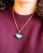 all-groups bijou fantaisie de qualité ebisu vert, pendentif porté par une femme