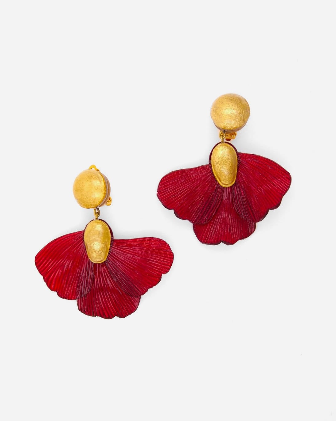Ces boucles oreilles fleurs rouge Elise représentent l'amour grâce à leur teinte unique obtenue à partir d'un savoir-faire unique reconnu EPV.
