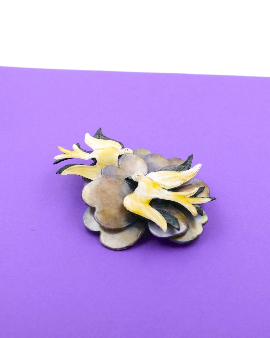 all-groups bijou tendance pour femme broche oiseau Cabourg sur fond violet