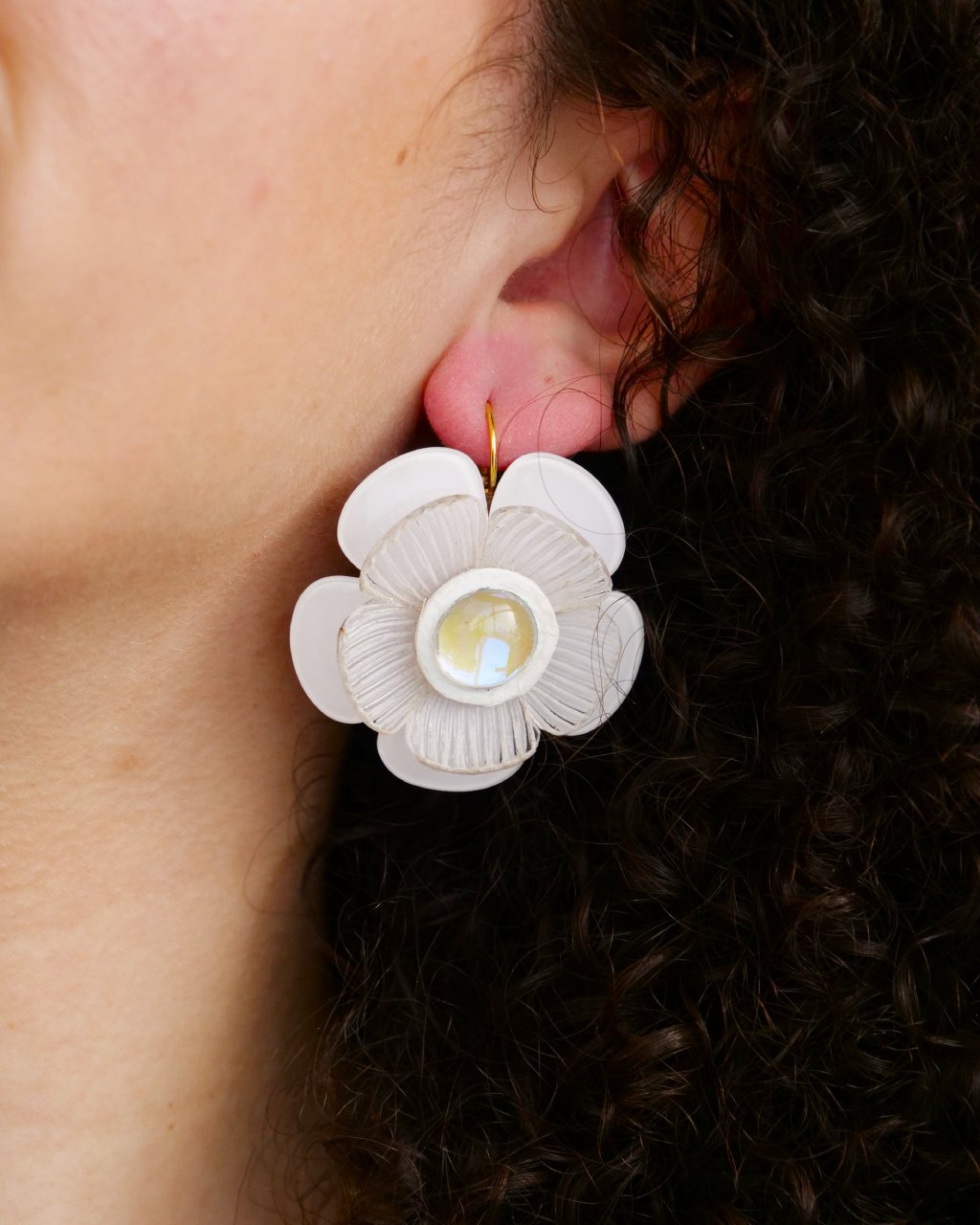 all-groups bijoux blanc mariage france, des boucles d'oreilles blanches en forme de fleurs art déco