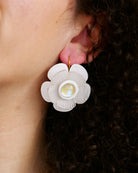 all-groups bijoux blanc mariage france, des boucles d'oreilles blanches en forme de fleurs art déco