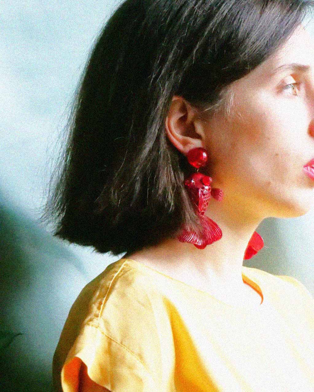 Boucles d'oreilles poissons rouges de notre bijouterie en ligne portées all-groups