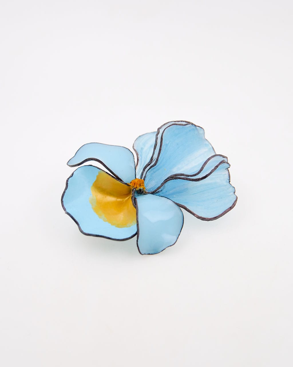 Cette petite broche fleur Yvette bleue est un accessoire à ne pas rater signé Ciléa Paris.